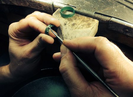 Seconda fase di scolpitura esterna con attrezzo per cera