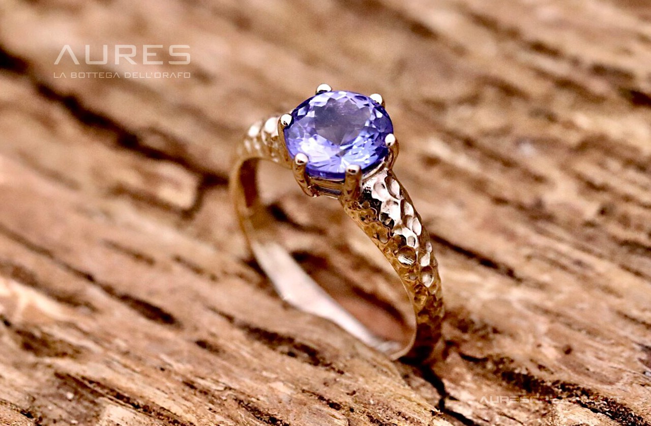 anello-tanzanite-champagne-curved-oro-bianco.jpg