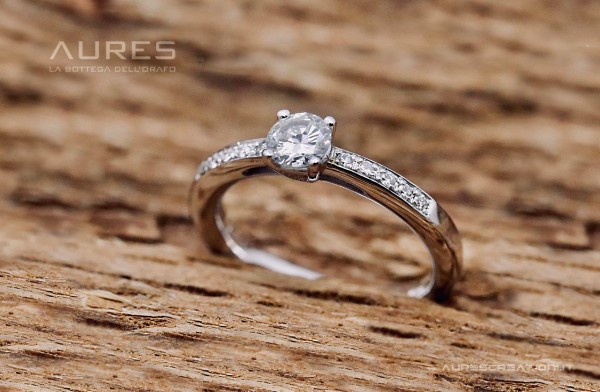 anello-solitario-diamante-luce-brillante-oro-bianco.jpg