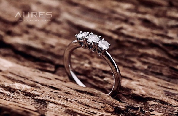 anello-trilogy-VI-brillante-oro-bianco.jpg