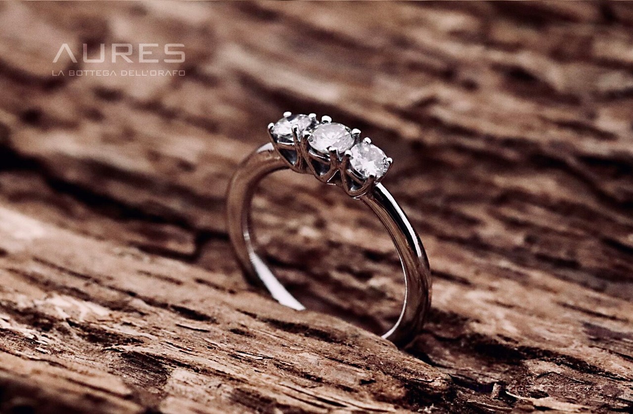 anello-trilogy-VI-brillante-oro-bianco.jpg