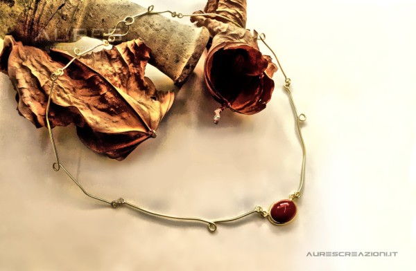 girocollo-rotondo-romantico-oro-giallo-corallo.jpg